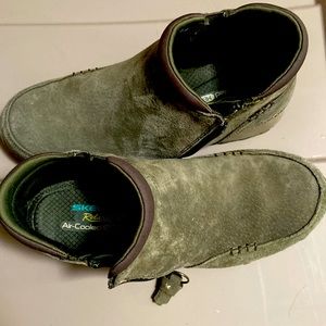 Size 6 Sketchers Relaxed fit Air-Cooled Memory Foam suede ankle boot